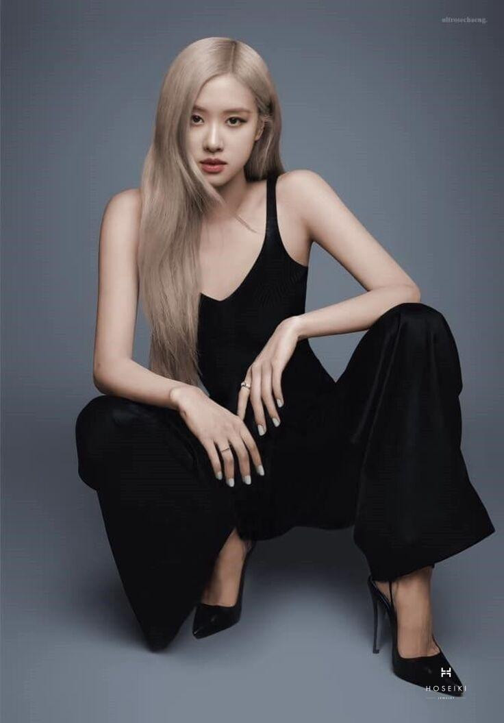 Rosé thể hiện thần thái ngầu qua set đồ ấn tượng