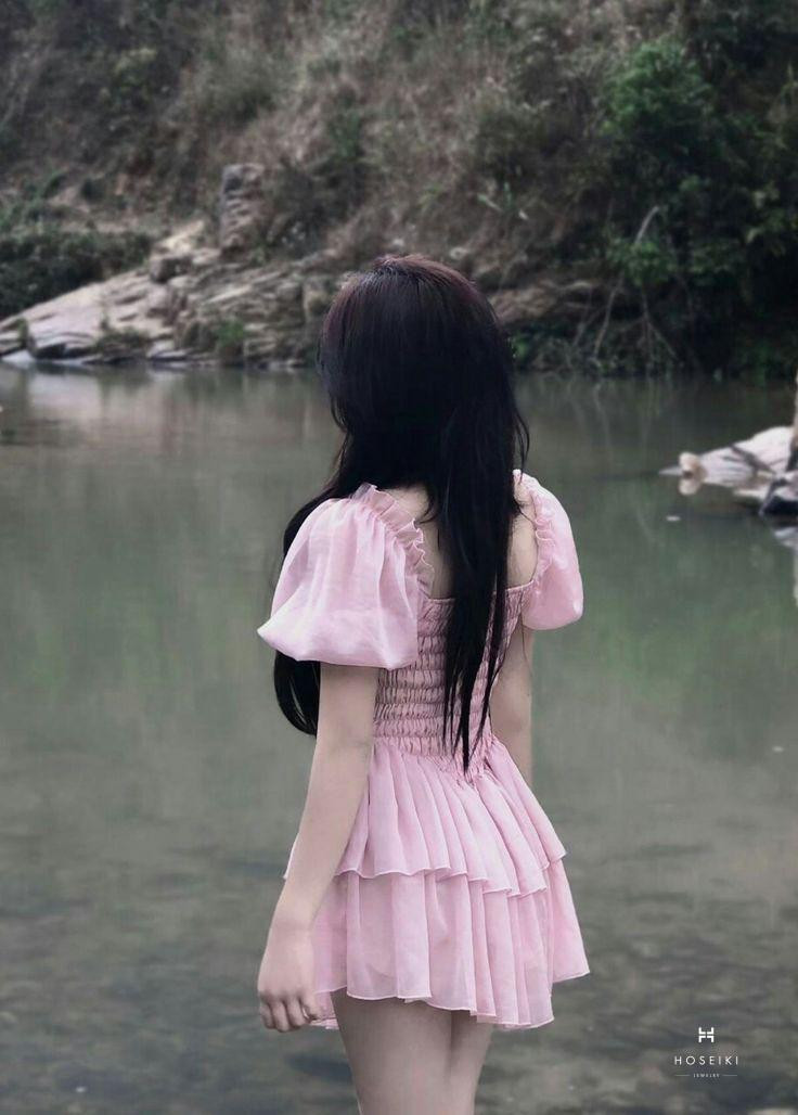 Vẻ Đẹp Cuốn Hút Của Gái Xinh Mặc Pinky Đáng Yêu Sắc hồng nhẹ nhàng trên trang phục của cô gái xinh, tạo nên vẻ ngoài cuốn hút
