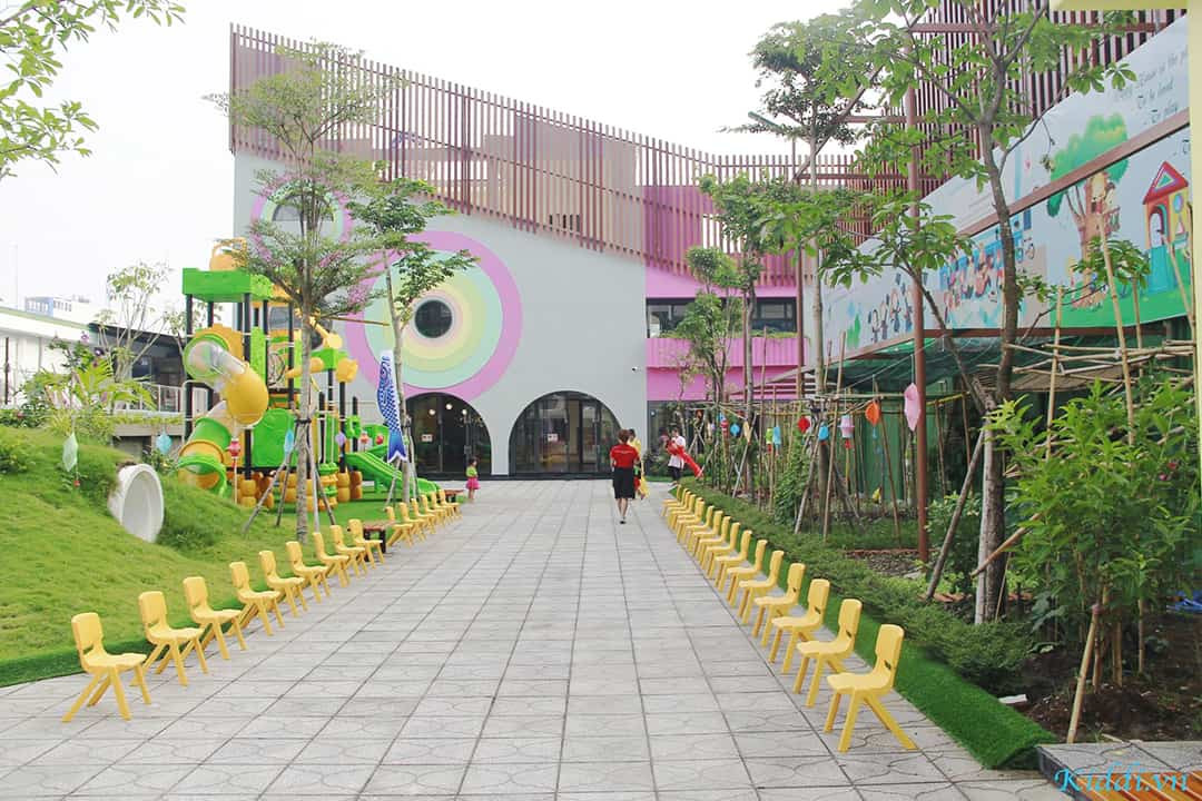 Sân chơi ngoài trời thoáng đãng tại trường mầm non quốc tế SIK Tân Phú