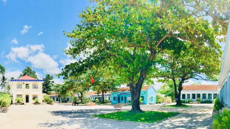 Sân thể dục trường học với đường chạy và sân bóng