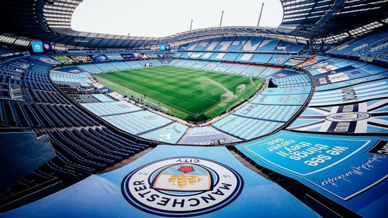 Sân vận động Etihad lung linh dưới ánh đèn đêm