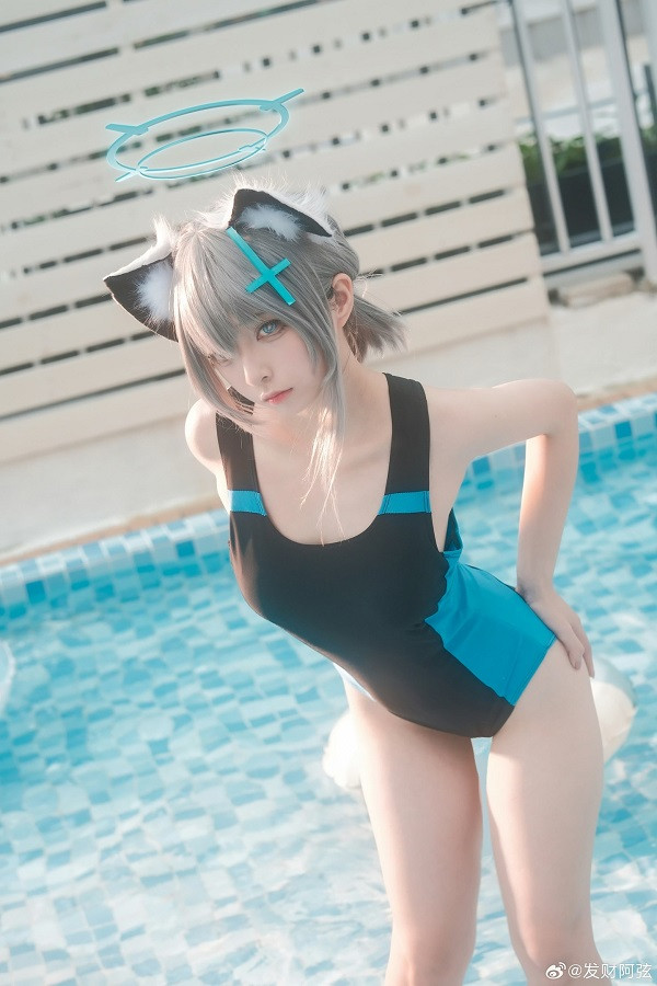 Shiroko cosplay với ánh nhìn xa xăm đầy suy tư