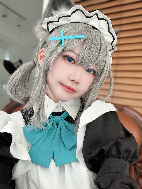 Shiroko xuất hiện giữa khung cảnh giả tưởng ấn tượng