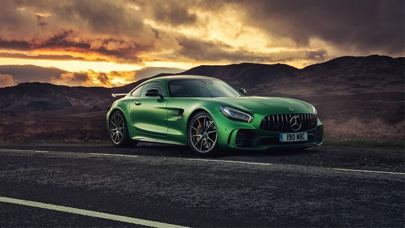 Siêu xe Ferrari màu đỏ ở góc chụp từ trên xuống