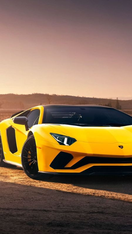 Siêu xe Lamborghini màu xanh dương đậu trên đường