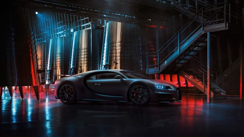 Siêu xe thể thao màu xanh dương với cửa mở