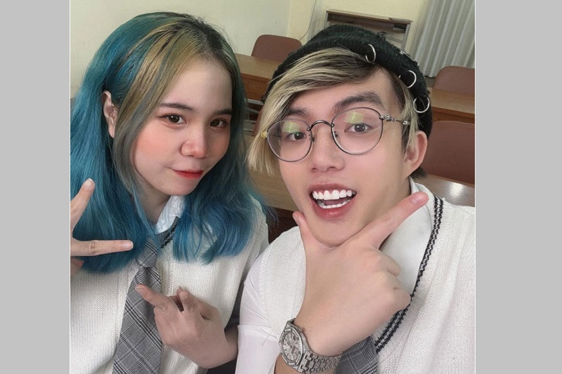 Simmy chụp ảnh cùng bạn bè