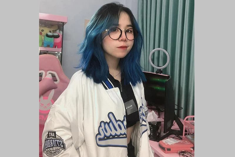 Simmy đáng yêu với đồng phục