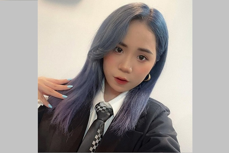 Simmy nhìn thẳng vào ống kính