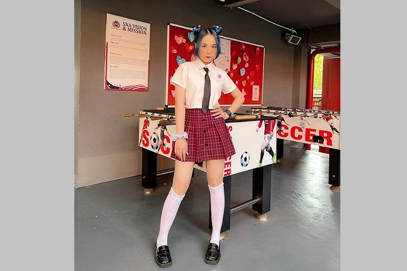 Simmy trong bộ đồ năng động