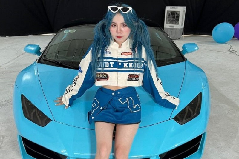 Simmy với ánh mắt sắc sảo