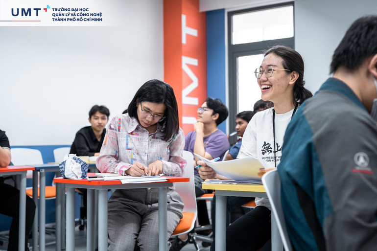 Sinh viên chăm chú nghe giảng trong lớp học, thể hiện môi trường học tập tại trường đại học công lập hoặc tư thục