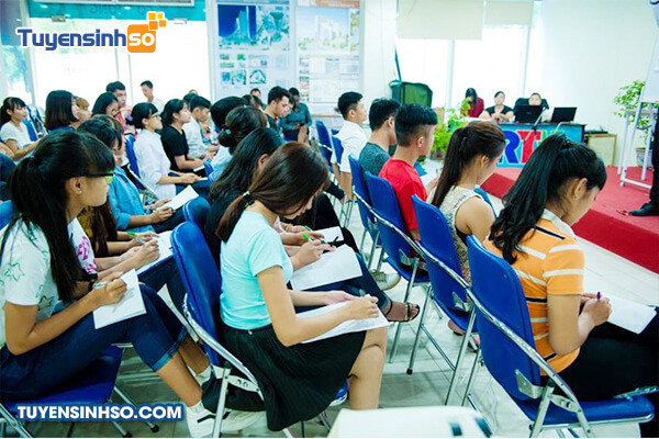 Sinh viên Đại học Nguyễn Trãi trong giờ học hoặc hoạt động