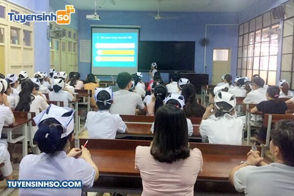 Sinh viên Đại học Y Dược Huế trong giờ học thực hành hoặc lý thuyết