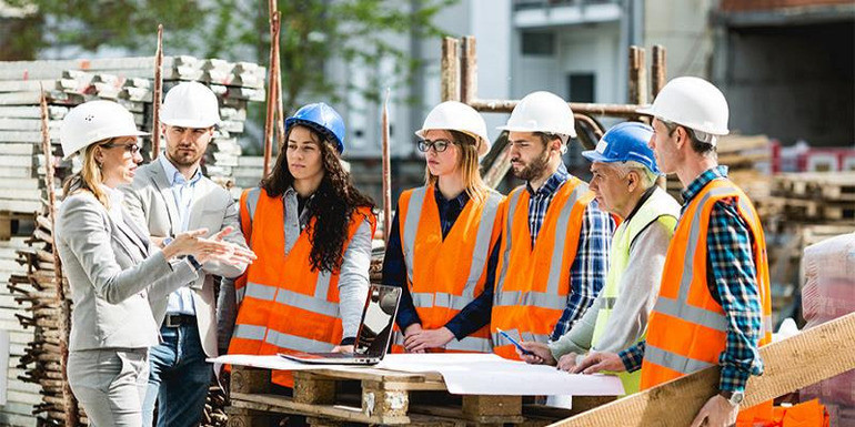 Sinh viên đang tìm hiểu về các công trình xây dựng qua bản vẽ quy hoạch