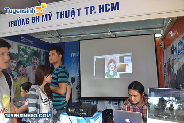 Sinh viên học tập thực hành tại Đại học Mỹ thuật TP.HCM
