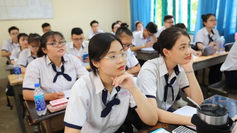 Sinh viên làm việc trên laptop tại bàn học