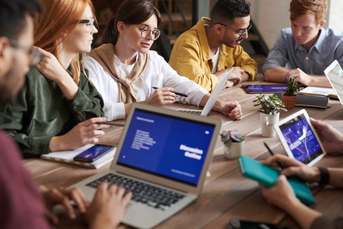 Sinh viên ngành kinh tế trao đổi bài học và phân tích dữ liệu