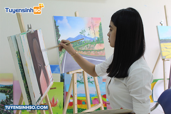 Sinh viên ngành Sư phạm Mỹ thuật thực hành vẽ trong lớp học