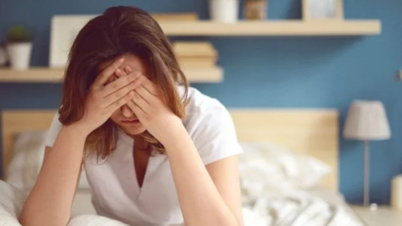 Sinh viên ngủ gật trên chồng sách, mệt mỏi vì học tập