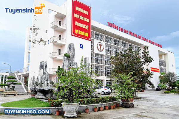 Sinh viên tại khuôn viên Trường Đại học Văn Hóa Thể Thao và Du Lịch Thanh Hóa, một trong những trường công lập uy tín tại Thanh Hóa.