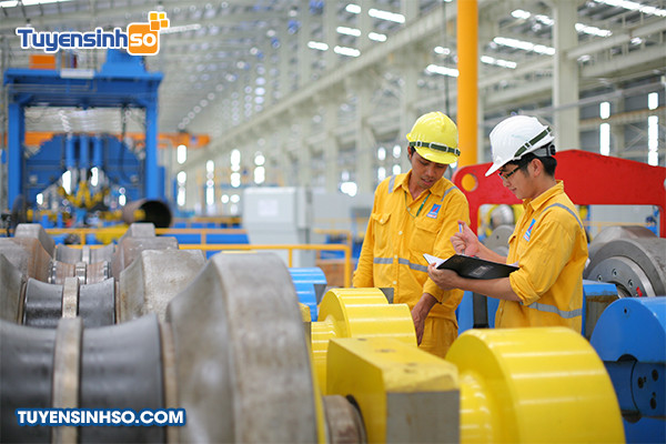 Sinh viên tìm hiểu ngành Kinh tế công nghiệp