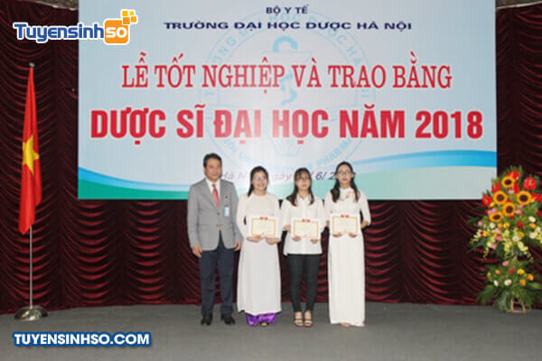 Sinh viên Trường Đại học Dược Hà Nội trong ngày lễ tốt nghiệp