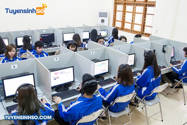 Sinh viên Trường Đại học Hạ Long trong phòng học/thực hành