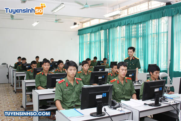 Sinh viên Trường Sĩ quan Lục quân 1 trong giờ huấn luyện quân sự