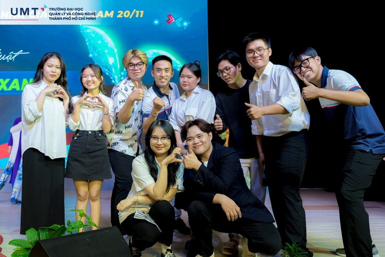 Sinh viên UMT chuẩn bị cho tiết mục văn nghệ tri ân thầy cô nhân ngày 20/11