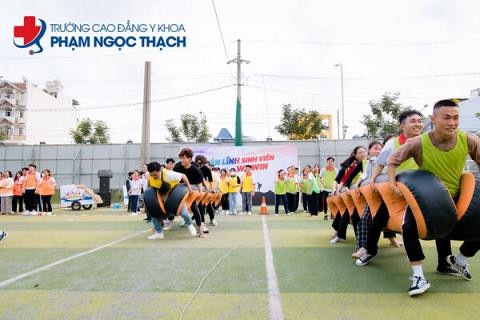 Sinh viên Y Khoa Phạm Ngọc Thạch tham gia trò chơi Team Building
