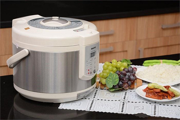 Sơ đồ minh họa nguyên lý hoạt động của nồi áp suất điện, cho thấy cách nhiệt và áp suất làm chín thức ăn nhanh