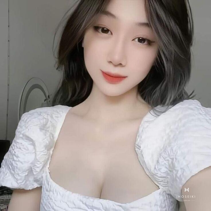 Ngắm Nhan Sắc Và Phong Thái Cuốn Hút Của Trần Hà Linh Sở hữu nhan sắc thanh lịch cuốn hút của Trần Hà Linh