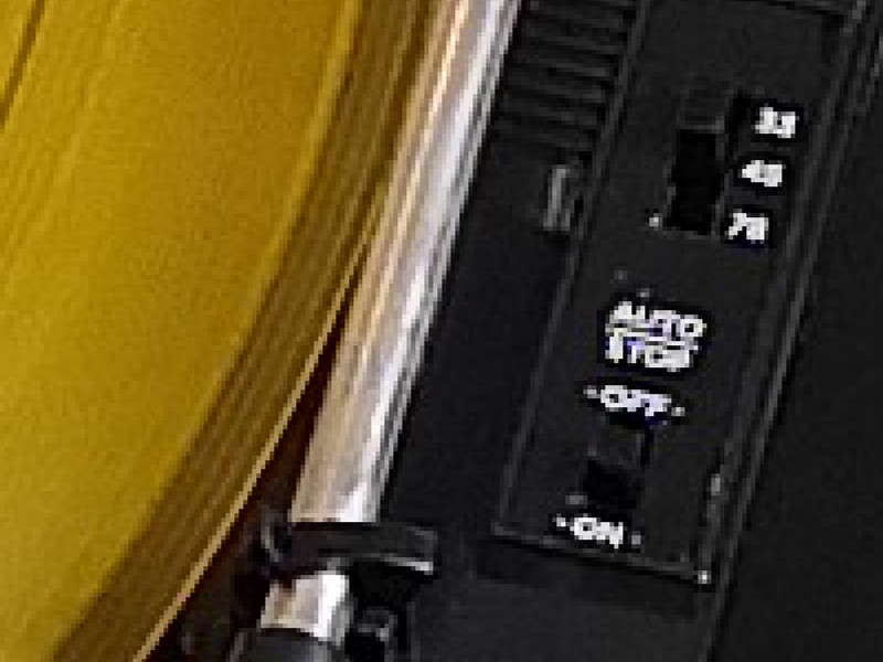 So sánh ảnh chụp 5x sử dụng zoom kỹ thuật số (trái) và zoom lai (phải)