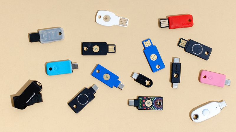 So sánh các phương thức xác minh 2 yếu tố phổ biến: mã SMS, ứng dụng và khóa bảo mật phần cứng YubiKey.