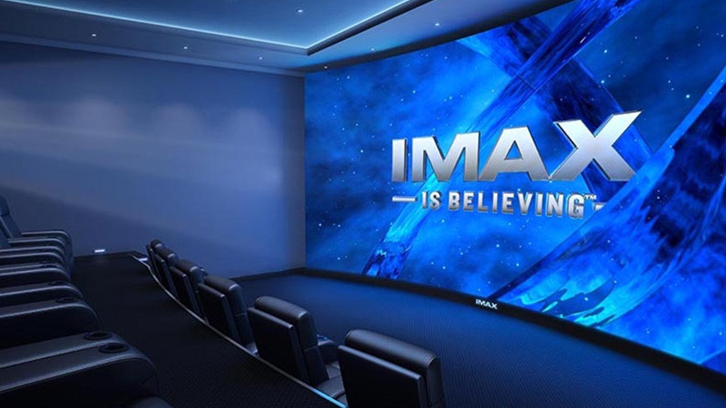 IMAX Là Gì? Khám Phá Công Nghệ Điện Ảnh Tuyệt Vời Mang Đến Trải Nghiệm Đắm Chìm So sánh kích thước màn hình IMAX và màn hình rạp chiếu phim thông thường