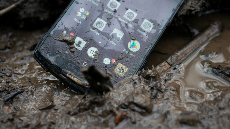 So sánh thiết kế giữa điện thoại thông thường và điện thoại siêu bền đạt chuẩn MIL-STD-810G