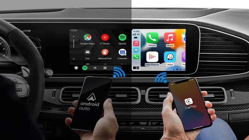 Android Auto Là Gì? Trợ Thủ Lái Xe Thông Minh Không Thể Thiếu Trên Ô Tô So sánh trực quan giao diện Android Auto và Apple CarPlay trên màn hình xe