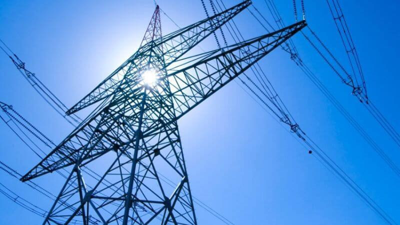 So sánh trực quan giữa dạng sóng dòng điện một chiều (DC) và dòng điện xoay chiều (AC) thể hiện khái niệm tần số điện