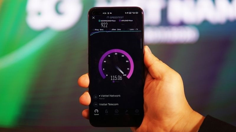 So sánh trực quan tốc độ tải dữ liệu giữa mạng 4G và mạng 5G nhanh hơn gấp nhiều lần