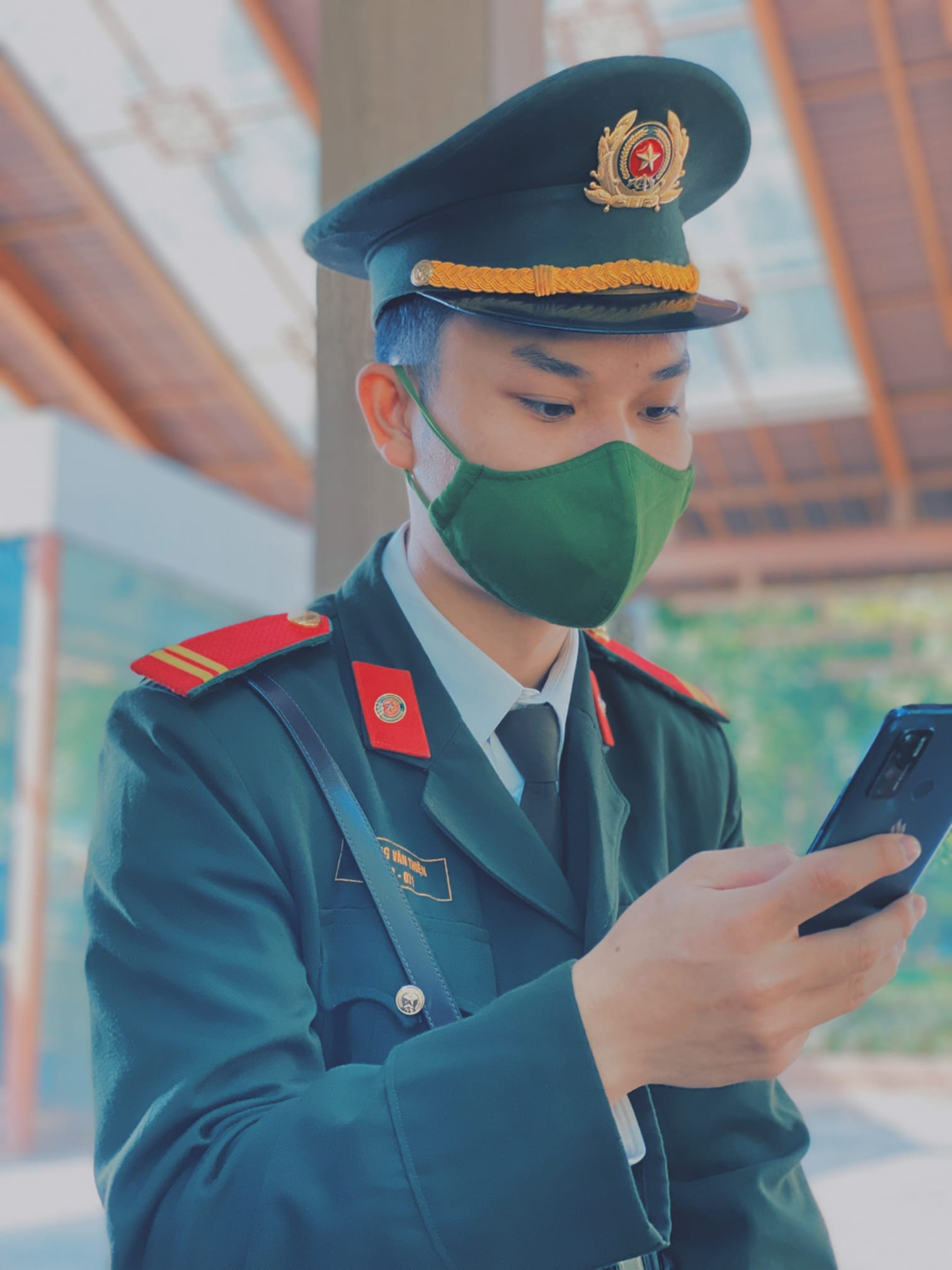 Soái ca công an đeo khẩu trang với vẻ ngoài siêu ngầu