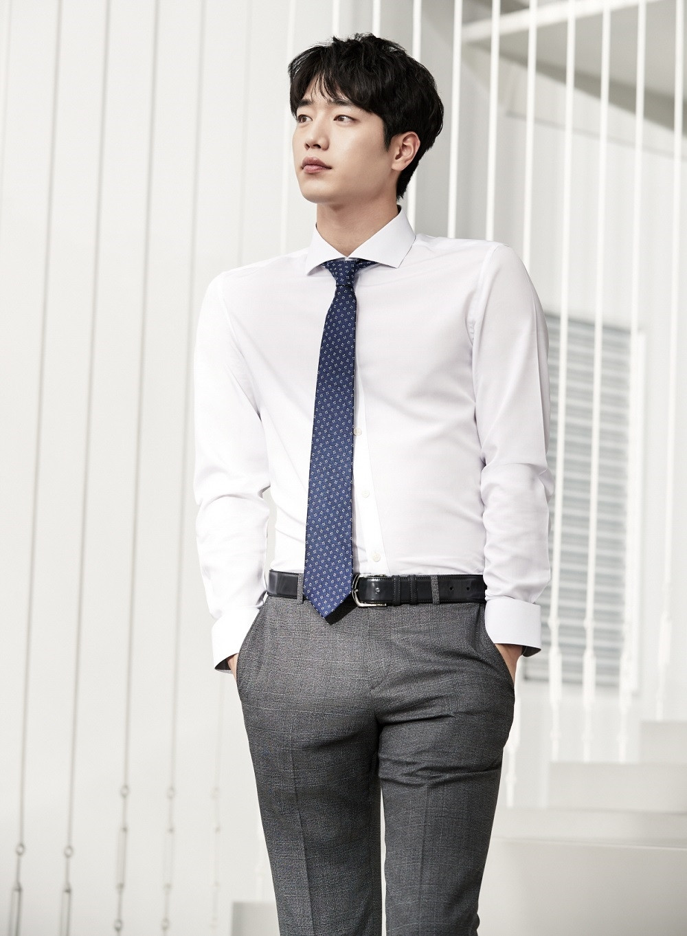 Soái ca công sở lịch lãm trong bộ vest và áo sơ mi trắng