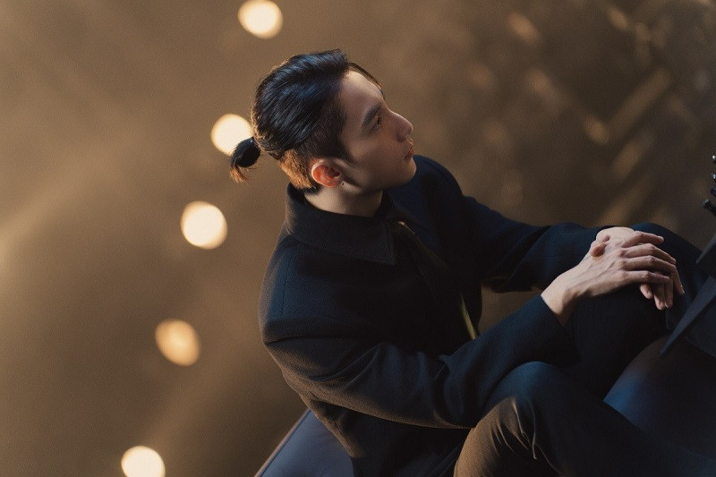 Sơn Tùng trong bộ vest lịch lãm