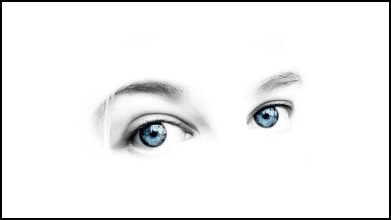 Sóng biển trắng xóa vỗ vào bờ, chất lượng 4K, ảnh màu trắng