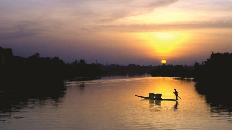 Sông nước êm đềm nơi làng quê Việt Nam