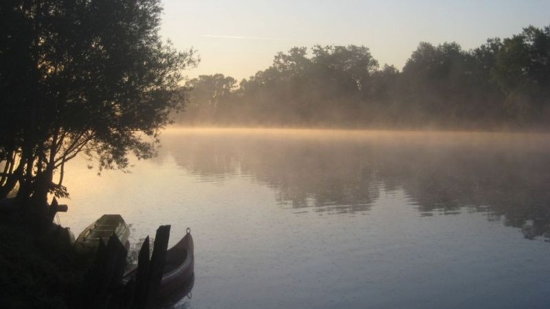 Sông nước mênh mông ở làng quê