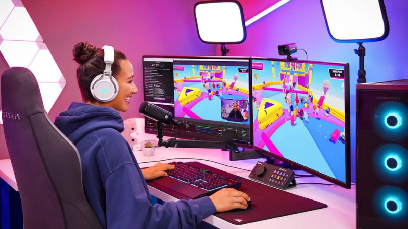 Streamer đang chơi game và phát sóng trực tiếp, sử dụng webcam để tương tác với người xem