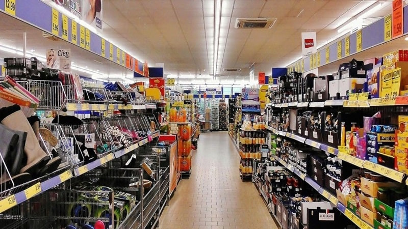 Sự đa dạng về chủng loại sản phẩm được trưng bày trên kệ trong siêu thị Modern Trade.