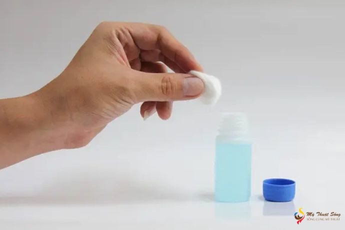 Sử dụng cồn isopropyl để loại bỏ vết sơn acrylic khô trên vải