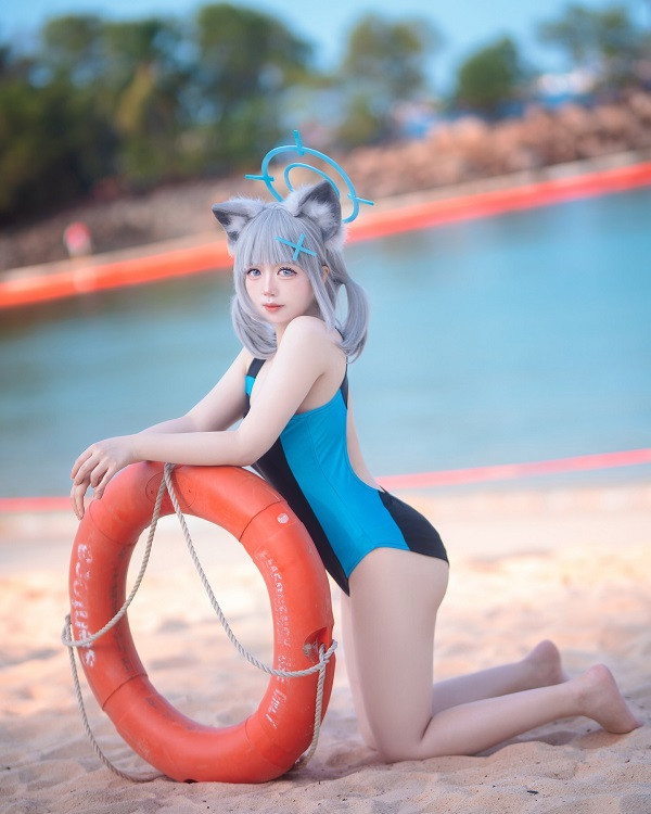 Sự kết hợp giữa ánh sáng và bối cảnh làm nổi bật thần thái của Shiroko